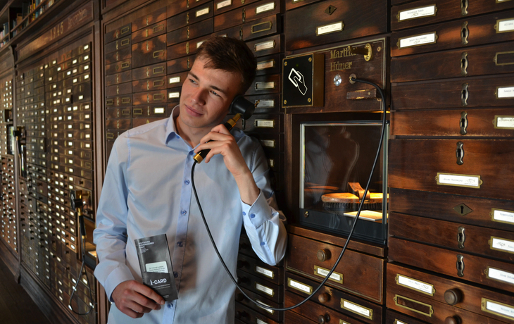 Historisches Gebäude des Alten Rathauses auf dem Naschmarkt in Leipzig, Sachsen, Deutschland