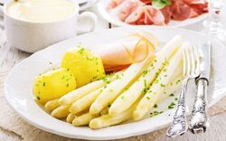 <p><span>Spargelschlemmen in Eckernworth</span></p>