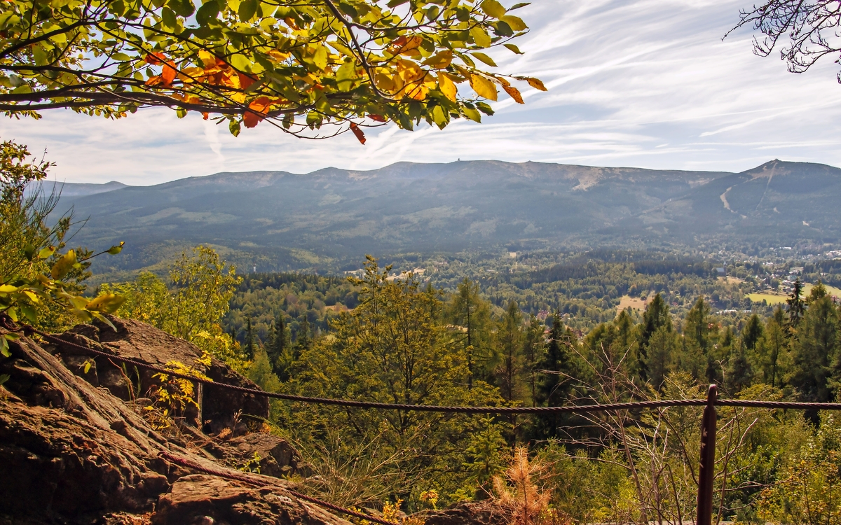 Blick von der Teufel-Kurve im Isergebirge zum Riesengebirge