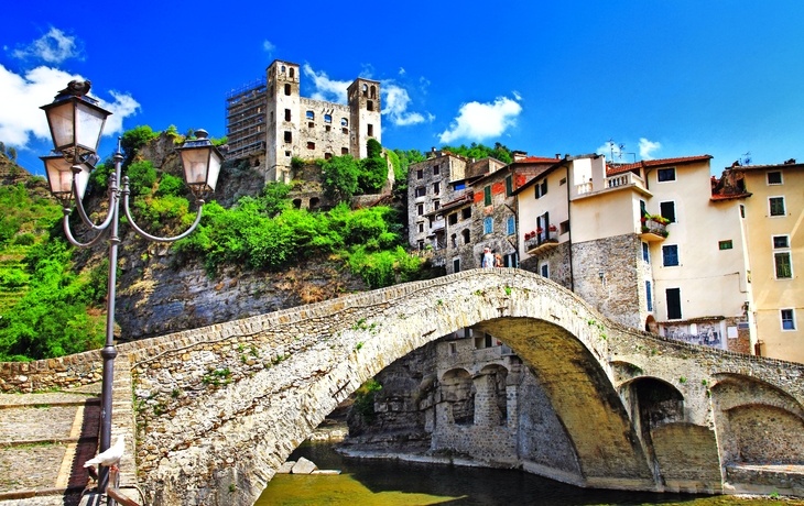 Dolceaqua Historische Steinbrücke in mittelalterlicher Stadt mit Burg und blauen Himmel.