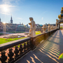 Balustrade mit Statuen im Dresdner Zwinger, Sonnenschein, blauer Himmel