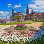Blumenbeet im Park vor historischer Architektur bei sonnigem Wetter