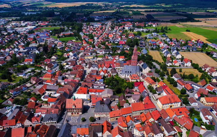 Luftaufnahme der Altstadt von Bad Staffelstein an einem sonnigen Frühlingstag in Deutschland