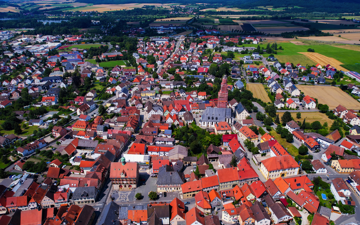 Luftaufnahme der Altstadt von Bad Staffelstein an einem sonnigen Frühlingstag in Deutschland