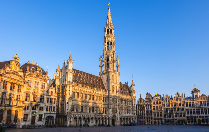 Rathaus am Grote Markt in Brüssel bei Sonnenschein.