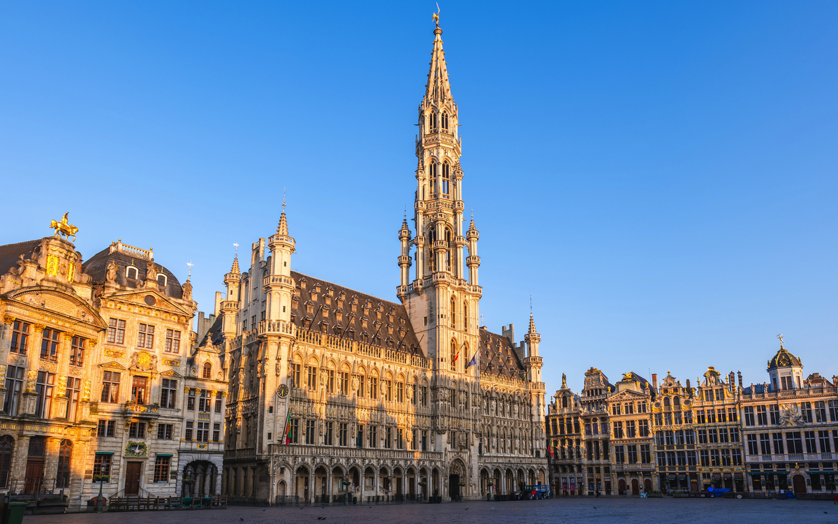 Rathaus am Grote Markt in Brüssel bei Sonnenschein.
