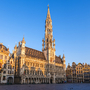 Rathaus am Grote Markt in Brüssel bei Sonnenschein.