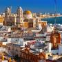 Stadtansicht von Cádiz mit der Kathedrale und dem Meer im Hintergrund.
