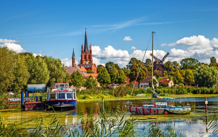 Panoramablick auf den Baumwipfelpfad entlang der bunten Baumkronen in Beelitz-heilstätten