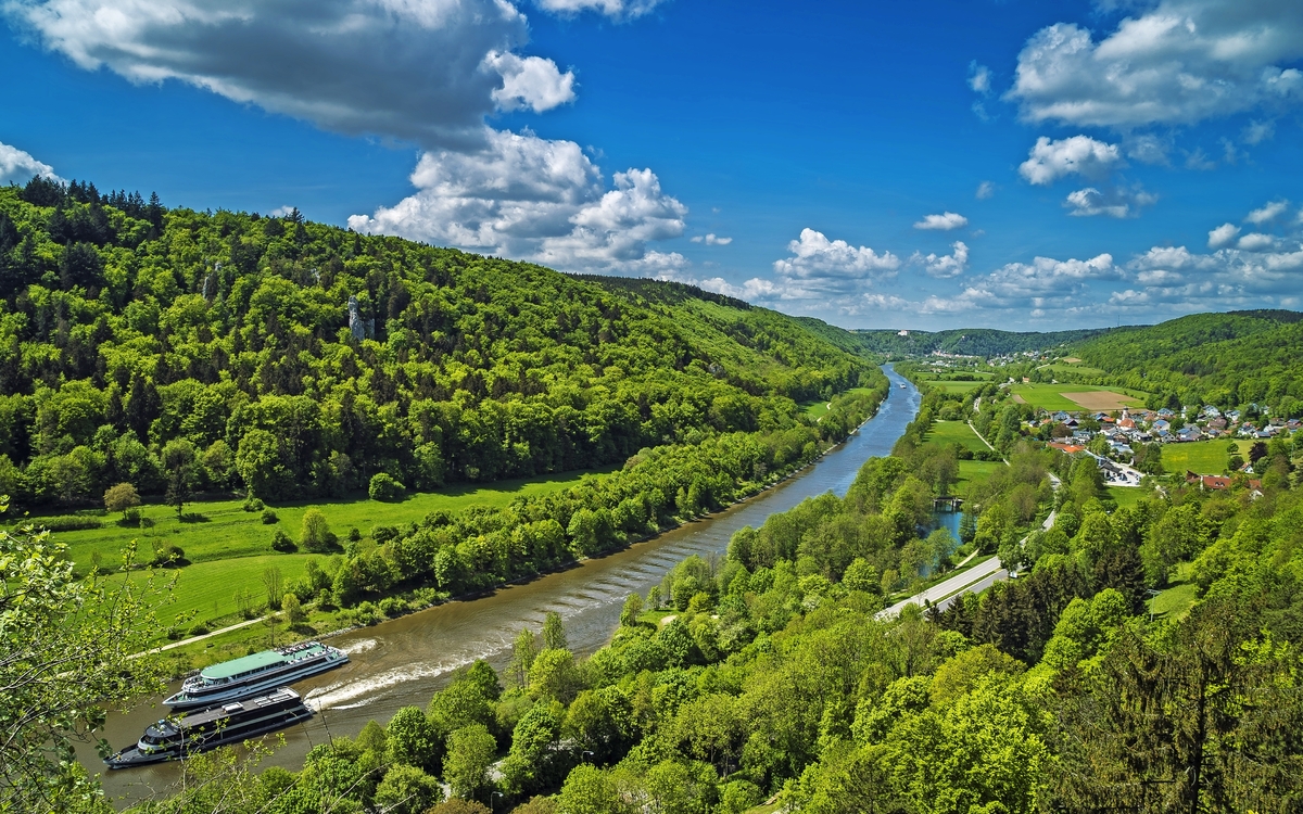 Naturpark Altmühltal mit Main-Donau-Kanal in Bayern