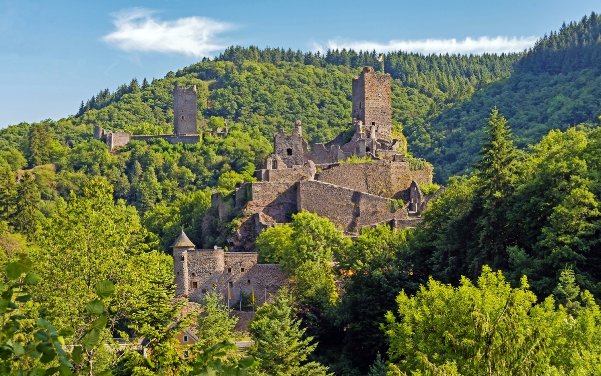 Mittelalterliche Burgruine in der Nähe der Eifelstadt Manderscheid