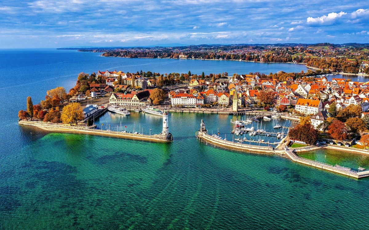 Luftaufnahme des Hafens von Lindau am Bodensee in Bayern