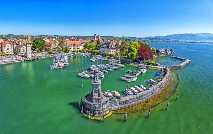 Luftaufnahme des Hafens in Lindau am Bodensee