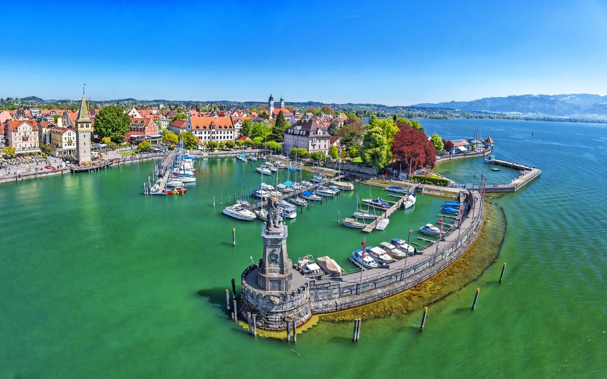 Luftaufnahme des Hafens in Lindau am Bodensee