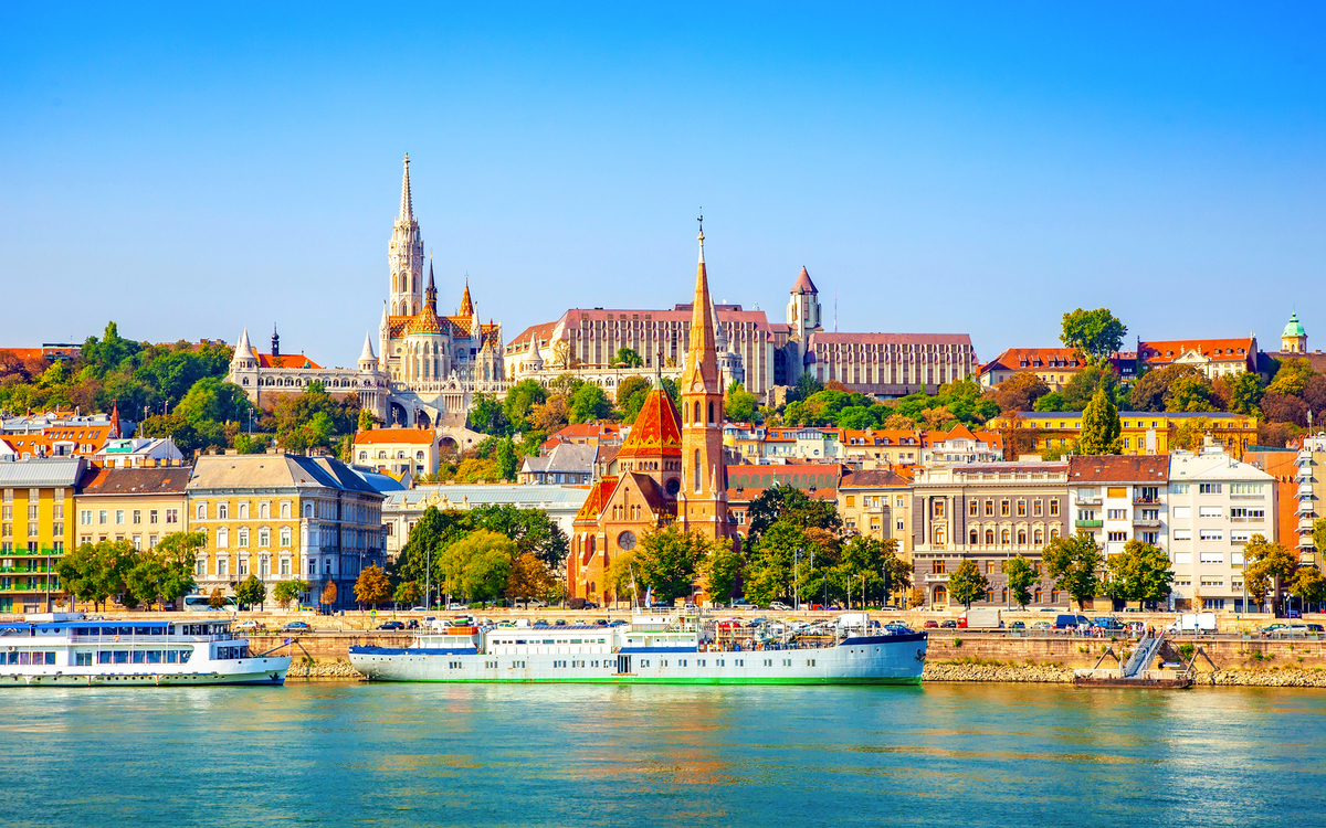 Panorama von Budapest mit Donau und Fischerbastei im Hintergrund.