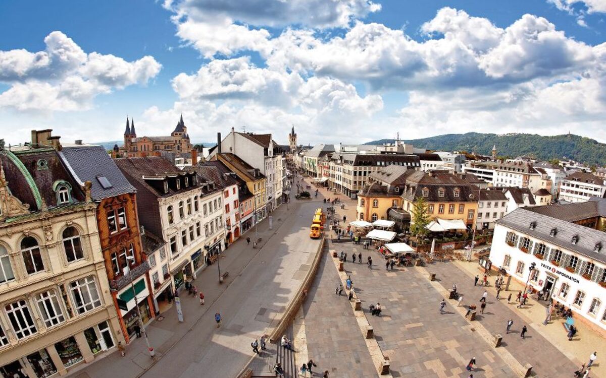 Trier, Blick von der Porta Nigra in die Simeonstraße in Richtung Hauptmarkt