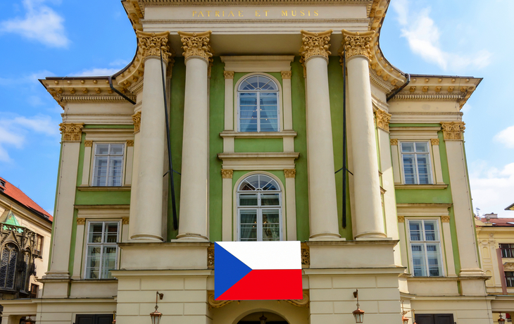 Ständetheater in der Prager Altstadt, Fassade mit klassischer Architektur.