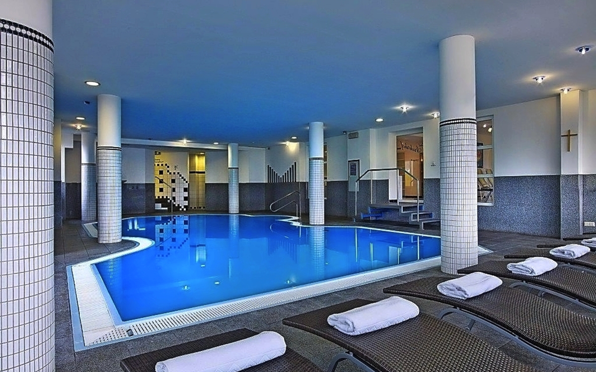 Schwimmbad im Hotel Arzlerhof