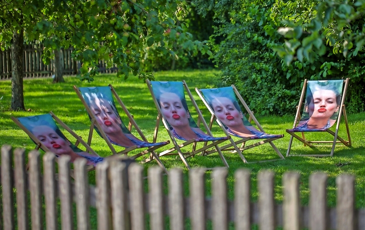 Der Petersdom in Rom mit der Engelsbrücke und dem Fluss Tiber im Vordergrund.