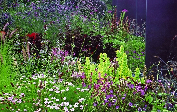 Außenansicht des Friedrichstadt-Palasts bei Abenddämmerung in Berlin.