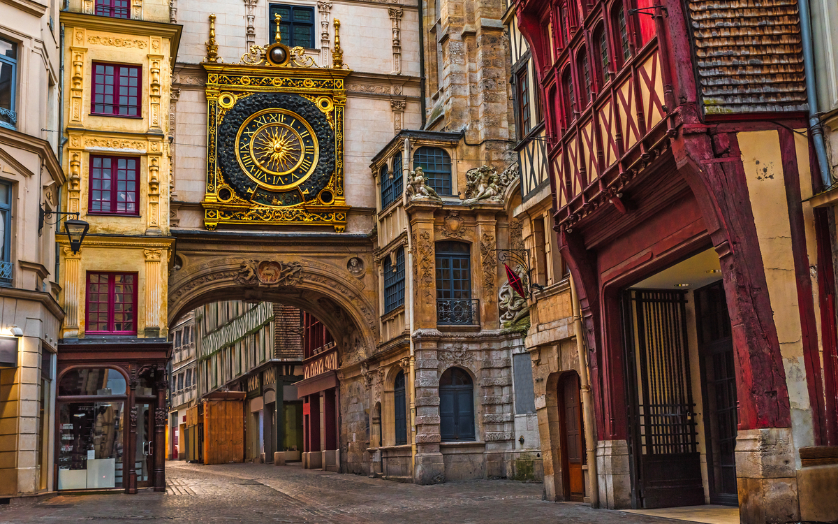 Historische Straße mit altem Uhrentor in Rouen, Frankreich.