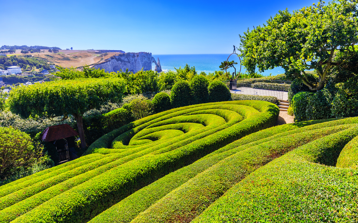 Gärten von Etretat mit Blick auf die Klippen der Alabasterküste in der Normandie, Frankreich.