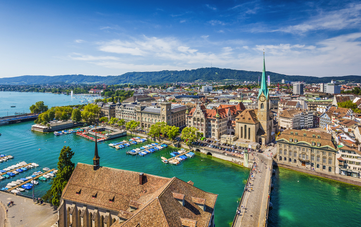 Luftaufnahme der Innenstadt von Zürich mit dem Fluss Limmat