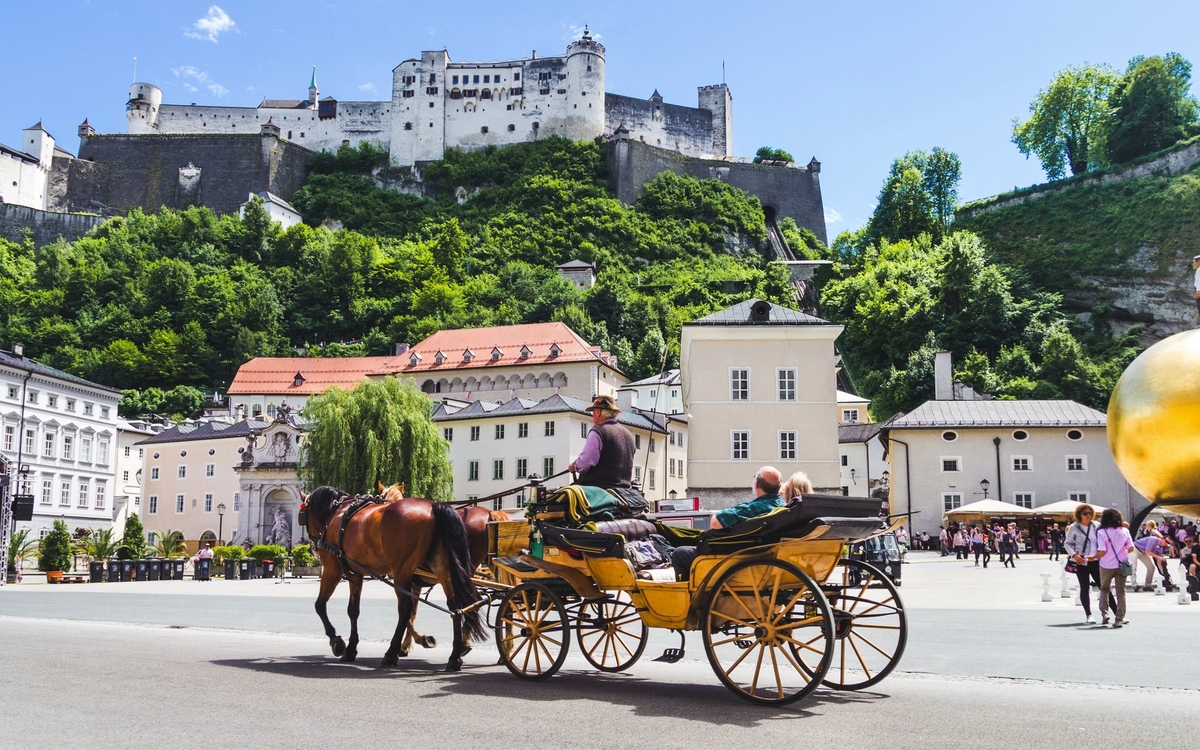 Pferdekutsche vor der Festung Hohensalzburg