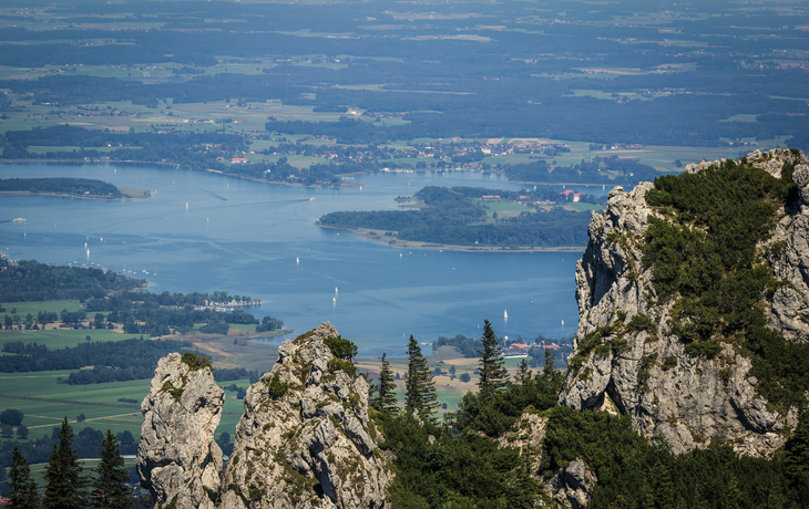 Blick von der Kampenwand auf den Chiemsee