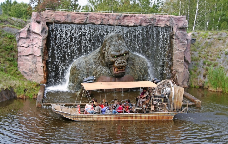 Bunte Fachwerkhäuser und ein Kanal mit Boot in einer europäischen Altstadt.