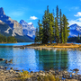Maligne Lake im Jasper-Nationalpark in Alberta, Kanada, umgeben von den kanadischen Rocky Mountains.