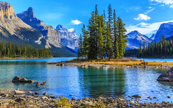 Maligne Lake im Jasper-Nationalpark in Alberta, Kanada, umgeben von den kanadischen Rocky Mountains.