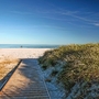 Steg und weißer Sandstrand auf Bornholm