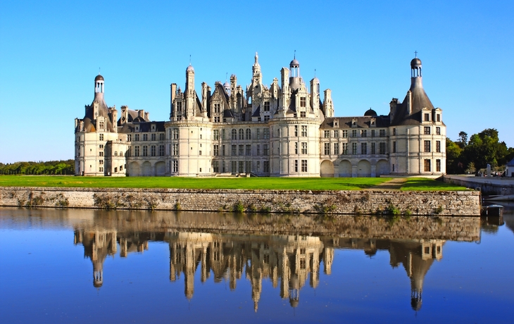 Schloss Chambord mit Spiegelung im Wasser bei Tageslicht