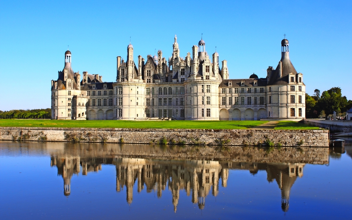 Schloss Chambord mit Spiegelung im Wasser bei Tageslicht