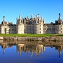 Schloss Chambord mit Spiegelung im Wasser bei Tageslicht