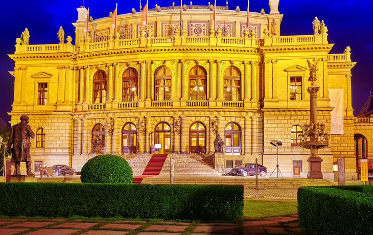 Nationaloper von Prag an der Moldau bei Abenddämmerung, beleuchtet in der Tschechischen Republik.