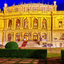 Nationaloper von Prag an der Moldau bei Abenddämmerung, beleuchtet in der Tschechischen Republik.