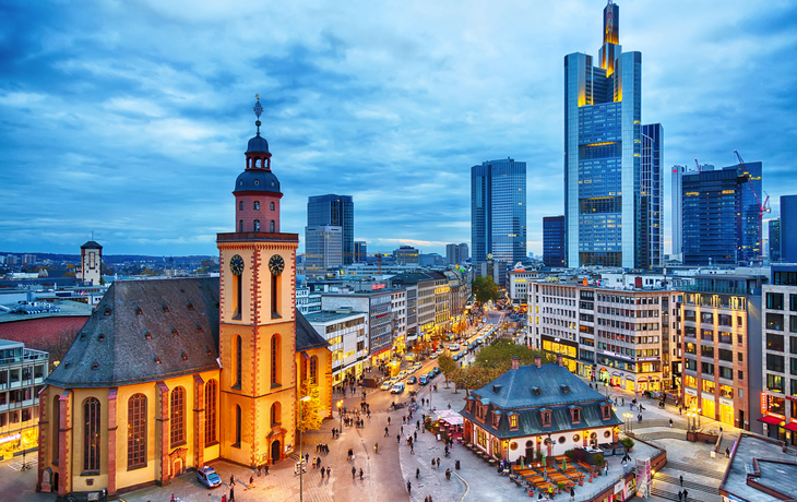 Skyline von Frankfurt am Main mit der Kirche St. Katharinen im Vordergrund.