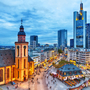 Skyline von Frankfurt am Main mit der Kirche St. Katharinen im Vordergrund.