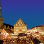 Weihnachtsmarkt an der Marktkirche St. Nicolai mit vielen Ständen und Besuchern bei Nacht.