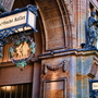 Eingang zu Auerbachs Keller mit dekorativem Schild und Skulptur an der Fassade. Auerbachs Keller in Leipzig