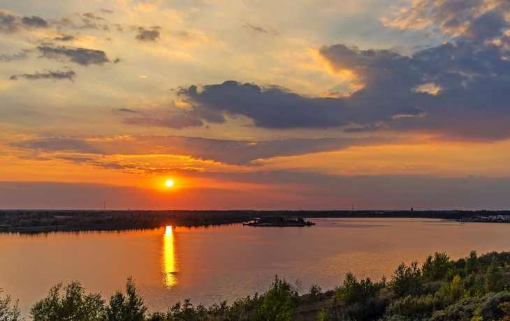 chöner Sonnenuntergang über dem Markkleeberger See, Leipzig, Deutschland