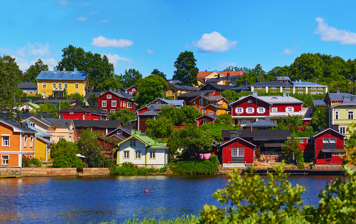 Panorama einer bunten Stadt am Fluss mit Kirche und Häusern. Porvoo