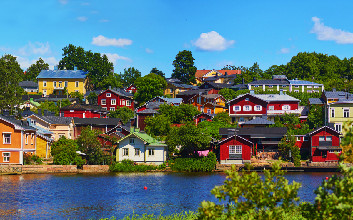 Panorama einer bunten Stadt am Fluss mit Kirche und Häusern. Porvoo