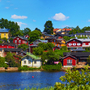 Panorama einer bunten Stadt am Fluss mit Kirche und Häusern. Porvoo