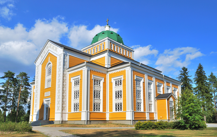 Holzkirche in Kerimäki, Finnland bei sonnigem Wetter mit blauem Himmel im Hintergrund