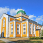 Holzkirche in Kerimäki, Finnland bei sonnigem Wetter mit blauem Himmel im Hintergrund