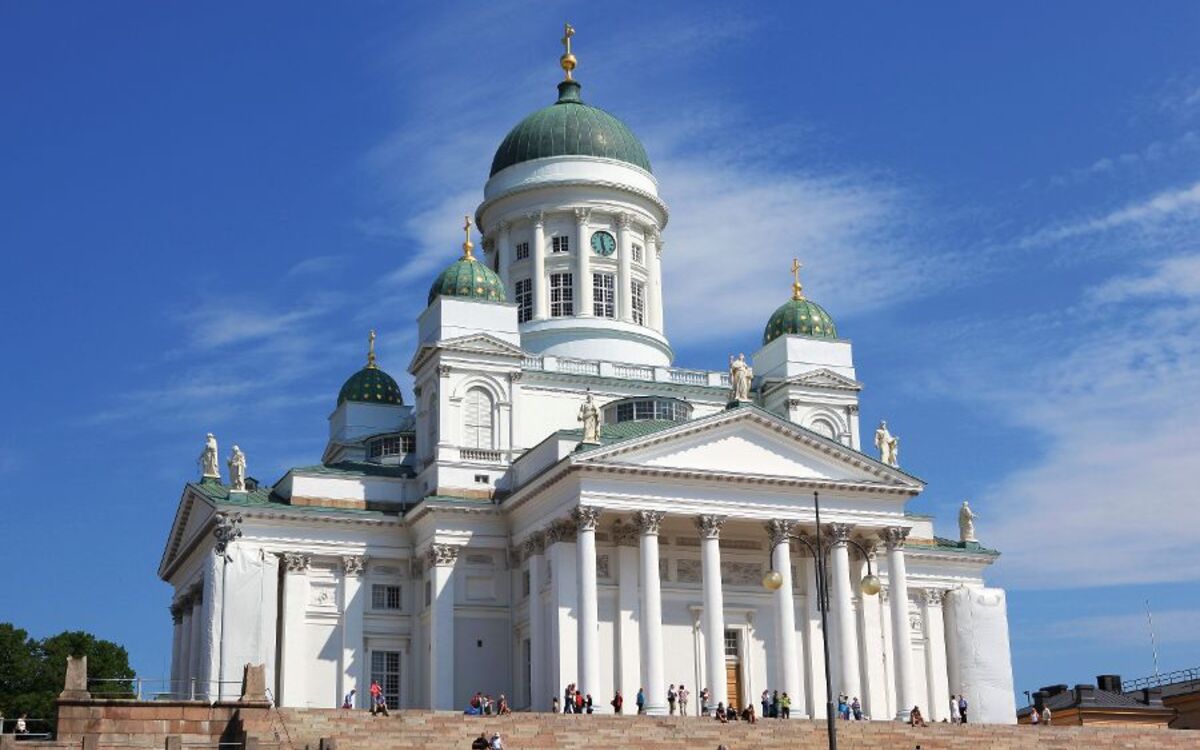 Der Dom von Helsinki bei klarem Himmel mit Treppe im Vordergrund.