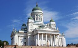Der Dom von Helsinki bei klarem Himmel mit Treppe im Vordergrund.